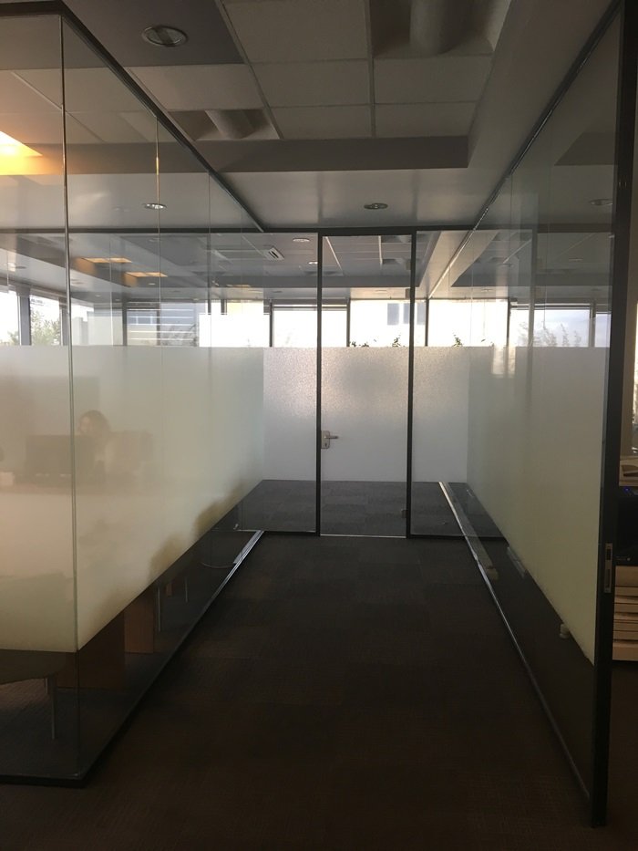 ofis bölme cam kapı seçeneği